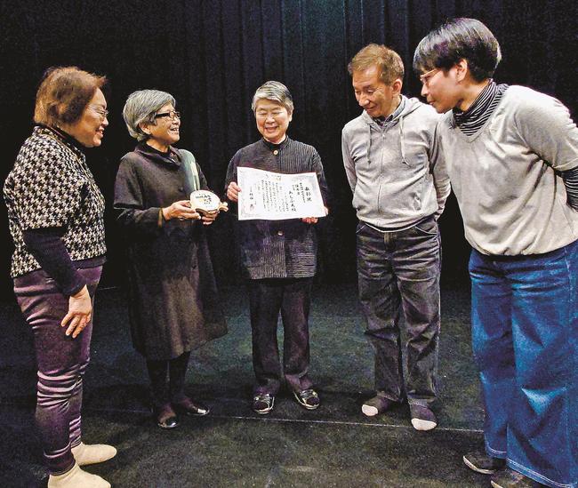 優秀賞を受賞したＮＰＯ法人あしぶえの園山土筆理事長（中央）らメンバーの皆さん＝松江市八雲町平原、しいの実シアター