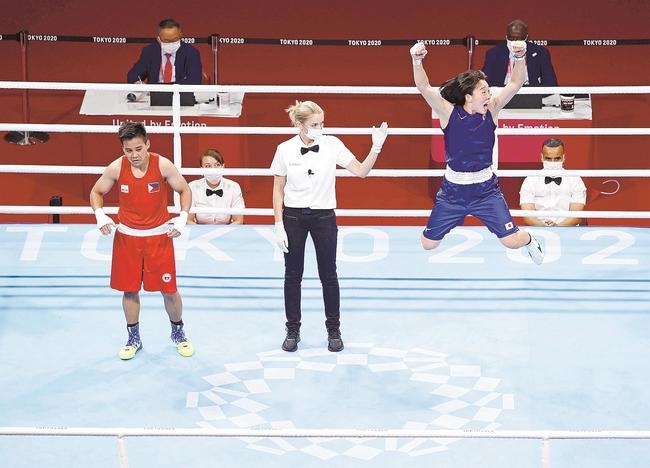 女子フェザー級決勝でフィリピン選手（左）を破り優勝し、跳び上がって喜ぶ入江聖奈＝両国国技館