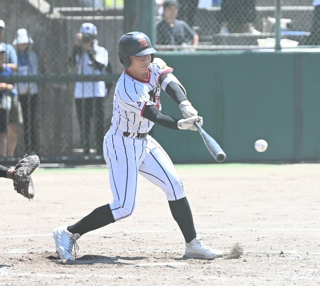【準決勝・益田東ー松江南】４回表２死二塁、竹辺晴が左前適時打を放ち、先制点を挙げる＝松江市営野球場
