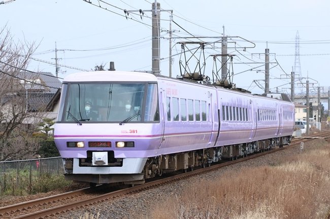 ２０２４年４月５日で運行を終了する「スーパーやくも」編成＝出雲市斐川町求 院