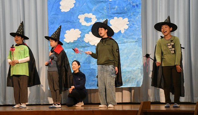演劇を披露する小中学部の児童生徒＝島根県邑南町中野、石見養護学校