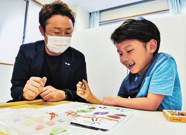江の川祭前夜祭で使う絵を描く子ども（右）＝江津市渡津町、西部島根医療福祉センター