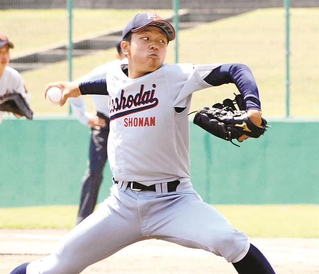 【決勝・立正大淞南―浜田】１１安打を許しながらも１失点で完投した立正大淞南の持田翔秀＝県立浜山球場