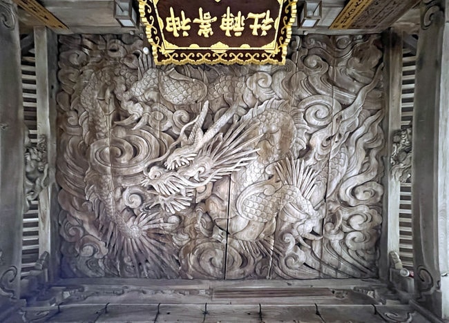 拝殿天井にある竜の彫刻＝鳥取県琴浦町赤碕、神崎神社
