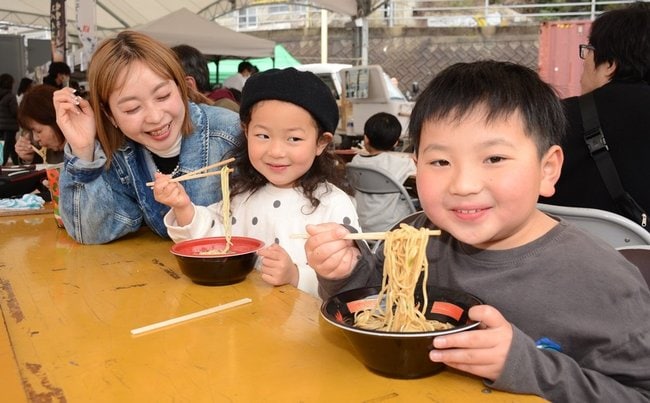 ラーメンを味わう子どもたち＝浜田市原井町、はまだお魚市場駐車場