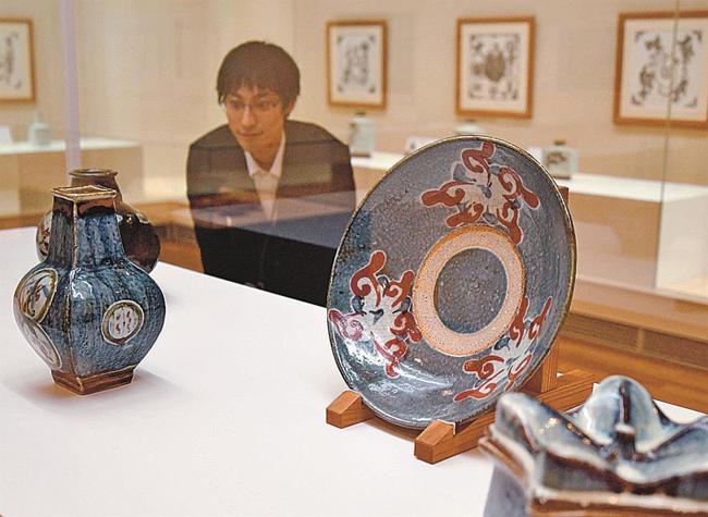 簡素で力強い作風が特徴的な河井寛次郎の作品＝益田市有明町、島根県立石見美術館