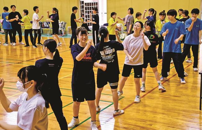 フォークダンスを踊る学生たち＝松江市浜乃木７丁目、島根県立大松江キャンパス
