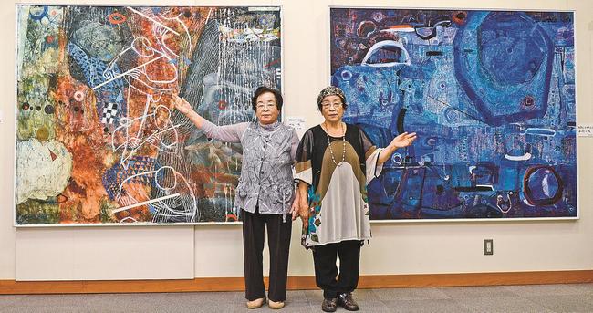 自作の前に立つ田辺二枝さん（左）と山〓（﨑）一枝さん＝安来市安来町、観光交流プラザ