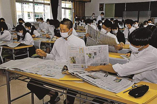 本紙に目を通し、気になる記事を選ぶ生徒=江津市都野津町、江津高校