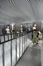 揺れていないのに揺れる感覚を味わえる橋＝松江市袖師町、県立美術館