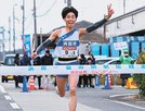 
          
第３３回大会で連覇のゴールテープを切る浜田Ａの多原大和選手
        
