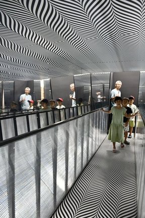 揺れていないのに揺れる感覚を味わえる橋＝松江市袖師町、県立美術館
