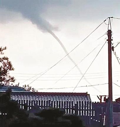 竜巻とみられる雲＝２６日午後２時ごろ、島根県隠岐の島町久見（八幡智之さん撮影）