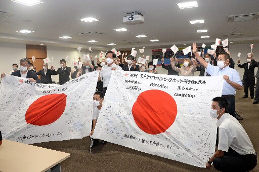 代表選手らにエールを送る関係者＝島根県奥出雲町三成、町役場仁多庁舎