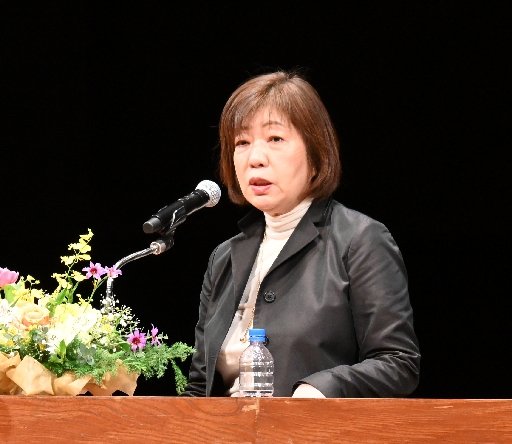 講演する林真理子さん＝松江市殿町、島根県民会館