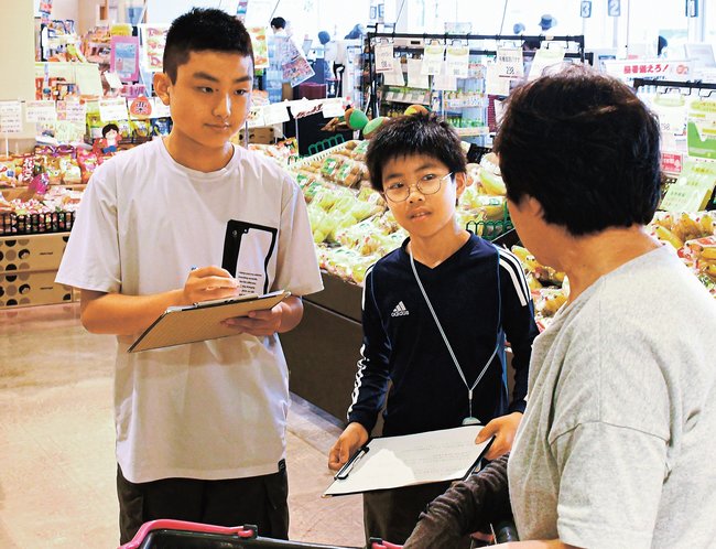 買い物客にアンケートする子どもたち＝松江市学園２丁目、みしまや