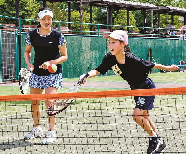 細木咲良選手（左）とペアを組んでダブルスを楽しむ参加者＝松江市上乃木１０丁目、松江総合運動公園