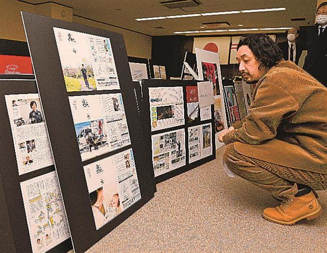 作品を審査する日下慶太審査委員長=松江市殿町、山陰中央新報社