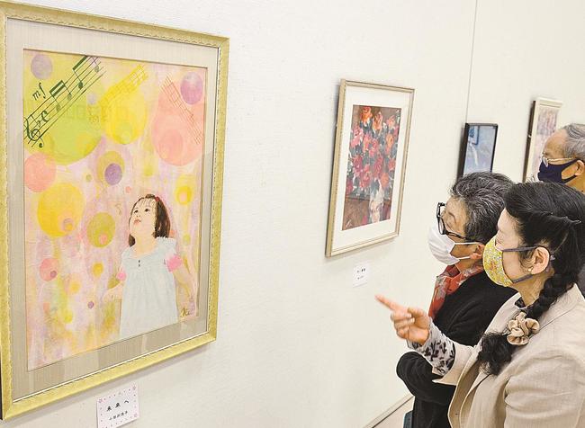 絵の説明をする「松江ちぎり絵サークル」講師の小田川佳子さん（手前）松江市袖師町、県立美術館