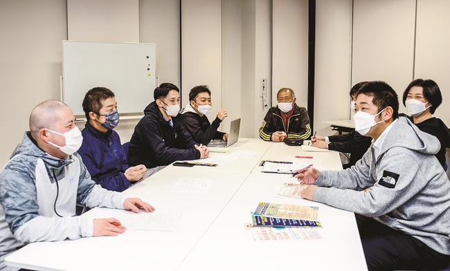 ４月のクラブチーム立ち上げに向け話し合うメンバー＝雲南市木次町里方、市役所
