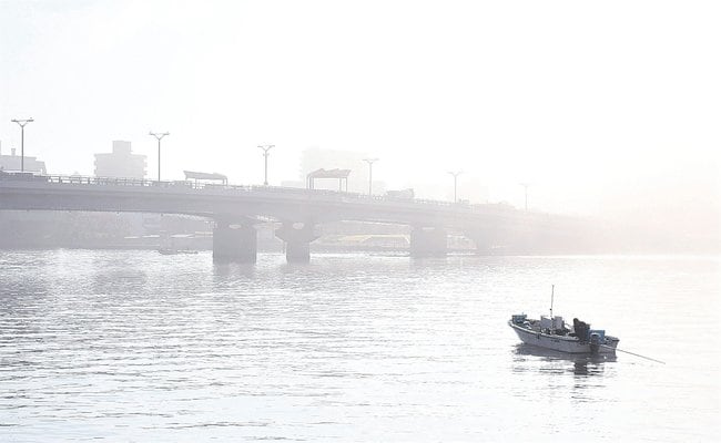 深い霧に覆われた宍道湖大橋近くの宍道湖＝１２日午前８時５４分、松江市末次町