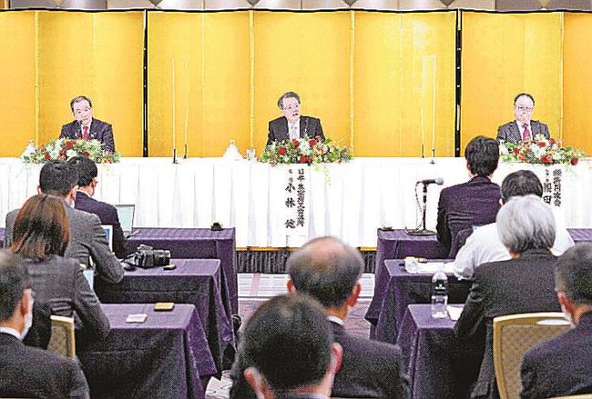 経済３団体の新年祝賀会後、記者会見する（左から）経団連の十倉雅和会長、日本商工会議所の小林健会頭、経済同友会の桜田謙悟代表幹事＝５日午後、東京都内（代表撮影）