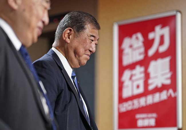 自民党本部に入る石破茂総裁＝１日午前、東京・永田町