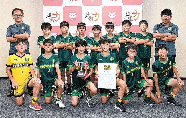 フットサルの全国大会に初出場する浜山フットボールクラブのメンバー＝出雲市今市町、市役所