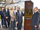 浜田水産高校に設置した丸川久俊の記念碑を囲む浜水会の関係者＝２０１９年１１月、浜田市瀬戸ケ島町