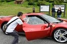 乗車して写真に収まる子ども（中央）＝鳥取県大山町大山