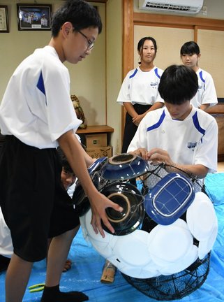 直江一式飾り作りに挑戦する生徒たち＝出雲市斐川町直江、直江一式飾り館