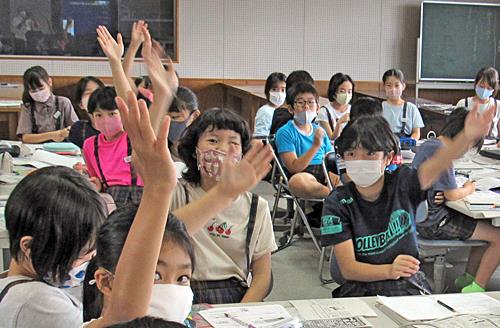 中央小で新聞教室