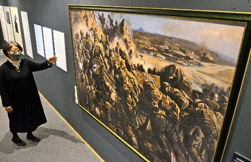 従軍画家として描いた「風陵渡高地占領」。兵士の労苦がにじむ作品だ＝安来市広瀬町布部、加納美術館