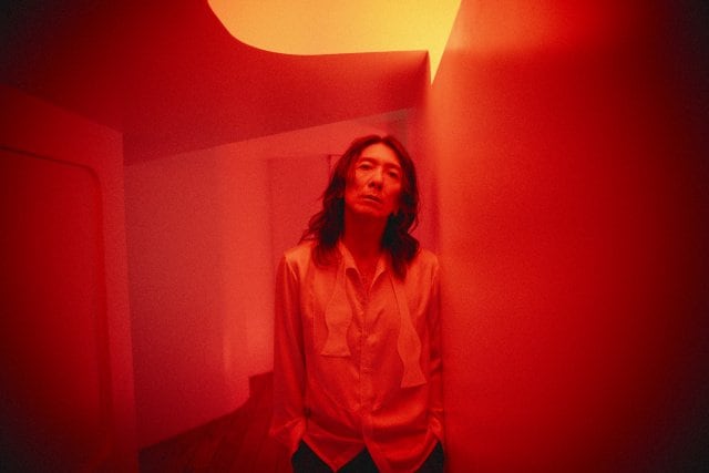 吉井和哉、新曲「甘い吐息を震わせて」リリックビデオを10・8にプレミア公開