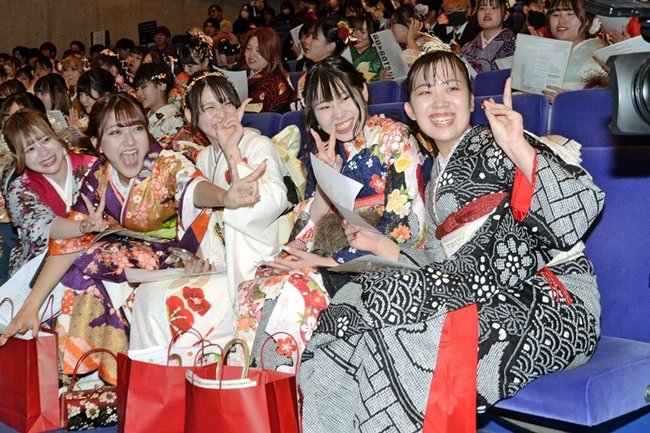 晴れ着姿でポーズを取る新成人たち＝江津市江津町、総合市民センター