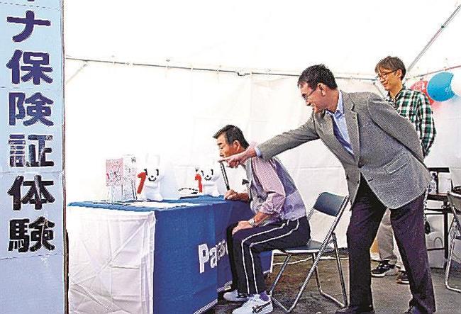 マイナ保険証の利用体験会を視察する河野太郎デジタル相（右手前）＝１０月、神奈川県二宮町