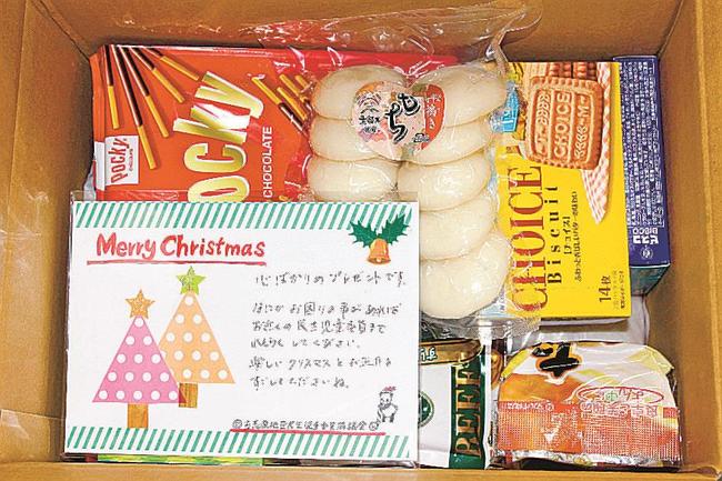 米やレトルト食品が詰まった「フードバンク　あったか元気便」。困窮世帯の支えになっている。