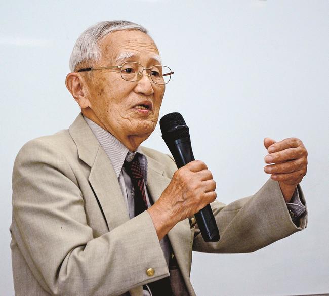 万葉集について語る大杉耕一さん＝倉吉市駄経寺町、倉吉交流プラザ