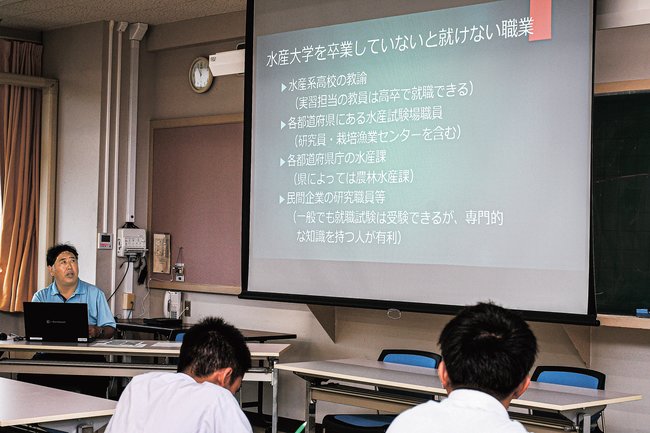 水産系大学卒業後の進路について説明する沢野道博教諭（左）＝境港市竹内町、境港総合技術高校