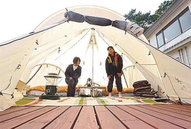 旅館と直結したウッドデッキに設営されたグランピング用のテント＝島根県隠岐の島町都万、羽衣荘