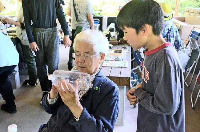 ２０２２年の開催時、参加者が採取した昆虫を見る養老孟司さん