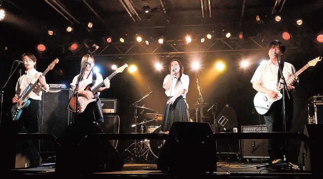 演奏を披露するひまわり組のメンバー∥松江市嫁島町、松江カノーバ