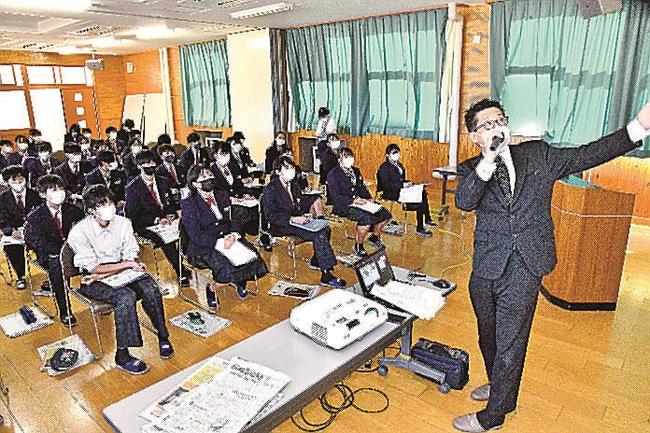 山陰中央新報社江津支局の村上栄太郎記者（右）の説明を聞く生徒＝江津市二宮町、青陵中学校