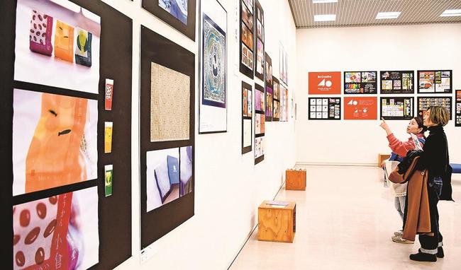 広告作品の鑑賞を楽しむ来場者=松江市袖師町、島根県立美術館