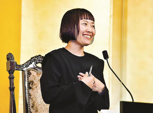 間歩カラーの黒いワンピースで直木賞受賞の記者会見に臨む千早茜さん＝東京都内（日本文学振興会提供）