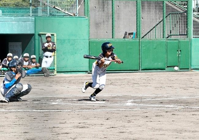 【江津・邑智地区予選リーグ戦・Ｋｉｄｓー瑞穂】１回表Ｋｉｄｓ１死一、三塁、間琉成がスクイズを決め、１ー０とする＝江津市民球場