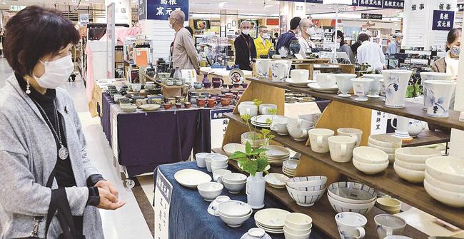 食器を見る来場者=松江市東朝日町、イオンスタイル松江