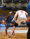 第４クオーター、１点差で残り１０秒を切り、ドライブで最後のプレーを仕掛ける島根のペリン・ビュフォード
