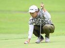 ５番でラインを読む前田陽子＝１日、大山平原ゴルフクラブ