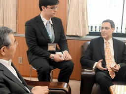 溝口善兵衛島根県知事（左）と面会し、インド市場に挑む企業を支援していく考えを述べるインドのアシーム・マハジャン在大阪・神戸総領事（右）＝松江市殿町、同県庁